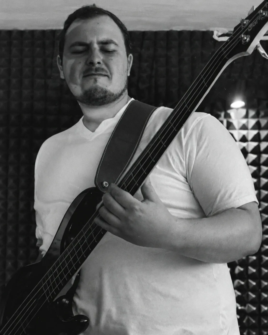 Sören spielt in einer Schwarzweißaufnahme Bass